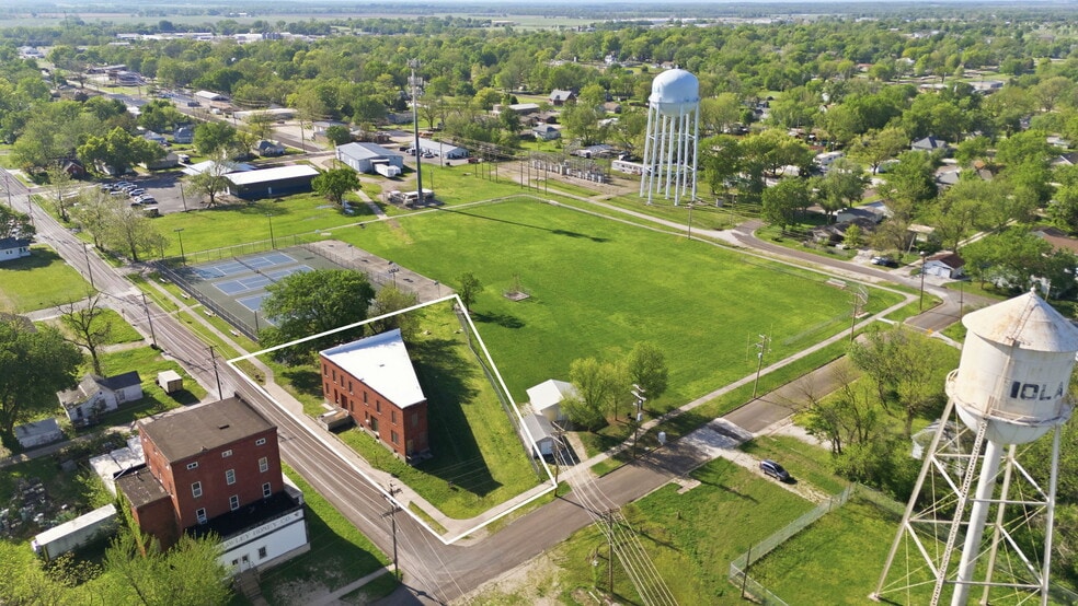 More Photos Of 512 Monroe st, Iola Loft Creative Space For Sale