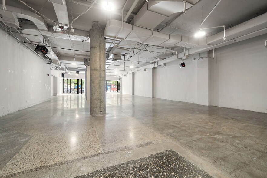 More Photos Of 71-81 Av Du Mont-Royal O, Montréal Office For Sale