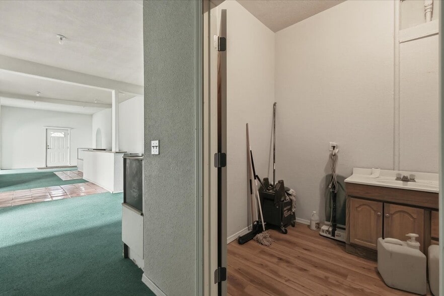 More Photos Of 437 SW 3rd St, Fruitland Freestanding For Sale