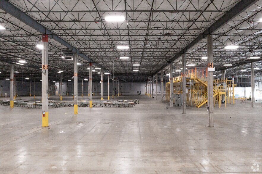 More Photos Of 201 Grumman Rd W, Bethpage Distribution For Lease