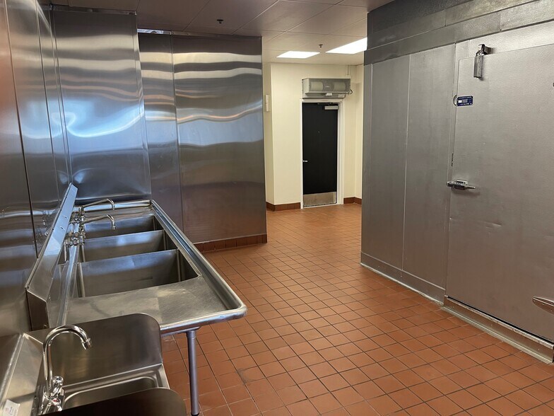 More Photos Of 310 E Grand Ave, El Segundo General Retail For Lease