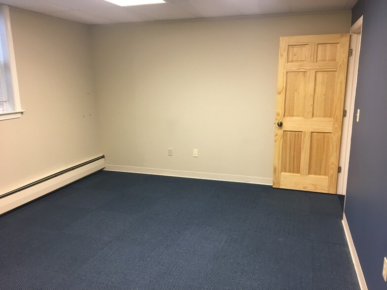 More Photos Of 433 Silas Deane Hwy, Wethersfield Office For Lease