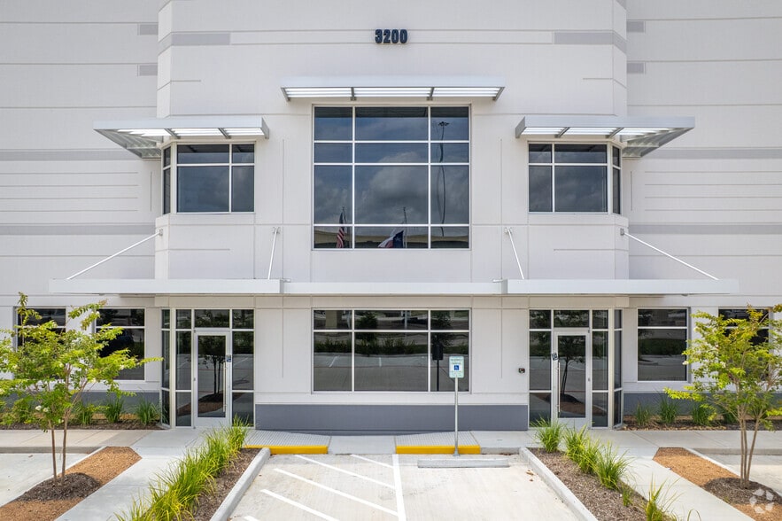 More Photos Of 3200 S Sam Houston Pky E, Houston Distribution For Lease