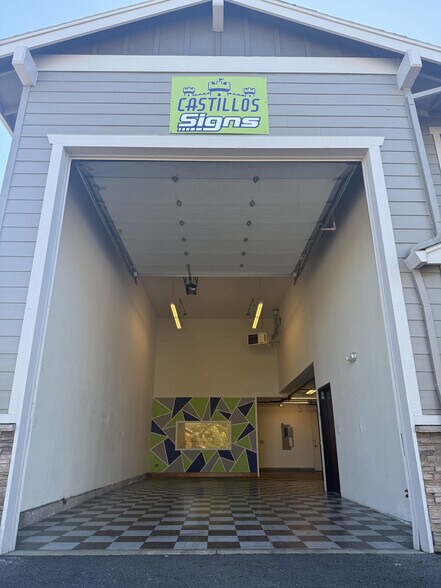 More Photos Of 2819-2827 SE 75th Ave, Hillsboro Light Distribution For Lease