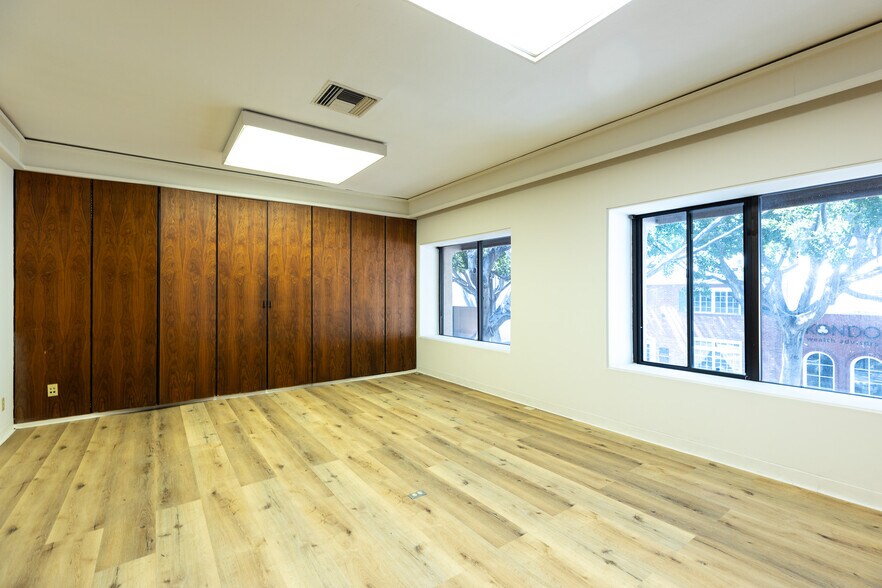 More Photos Of 924 E Green St, Pasadena Loft Creative Space For Lease