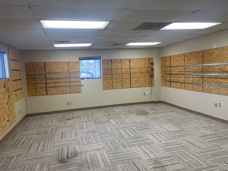 More Photos Of 750 Lakeside Dr, Mobile Light Distribution For Lease