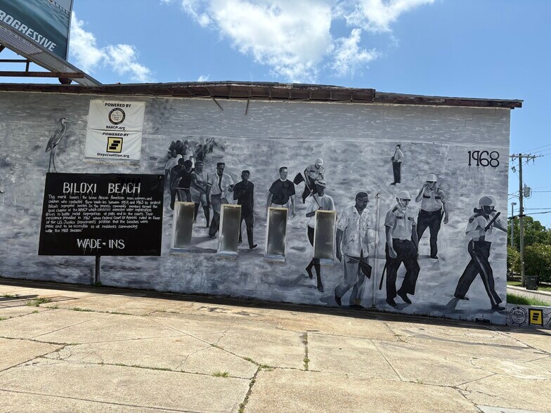 More Photos Of 294 Main St, Biloxi General Retail For Sale