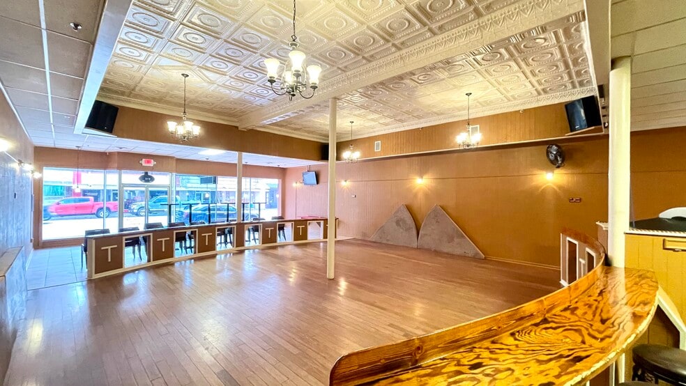 More Photos Of 209 N Washington St, Beeville Bar For Sale