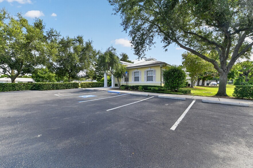 More Photos Of 2555 Pinellas Point Dr S, Saint Petersburg Veterinarian Kennel For Sale