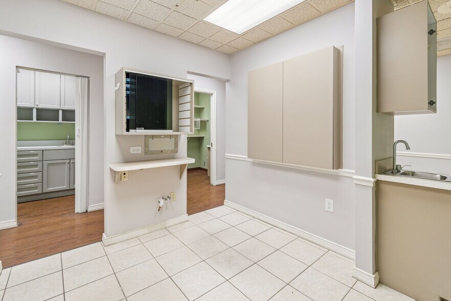 More Photos Of 8525-8549 Gunn Hwy, Odessa Unknown For Lease