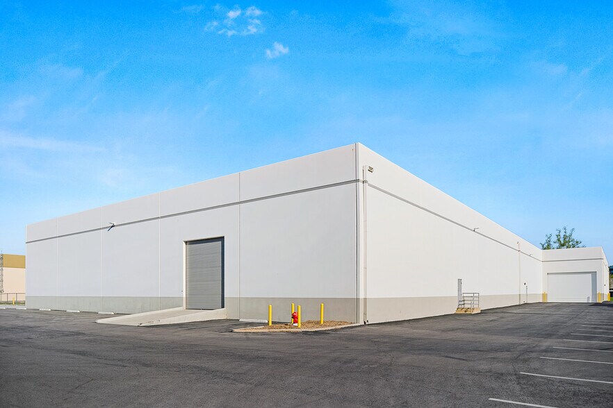More Photos Of 25425 Rye Canyon Rd, Valencia Manufacturing For Lease