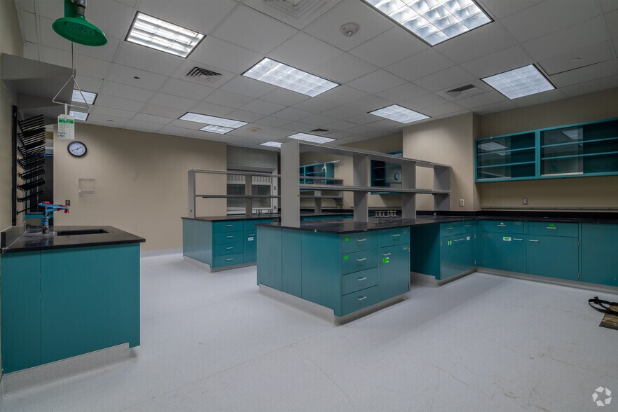 More Photos Of 8122 Datapoint Dr, San Antonio Medical For Lease