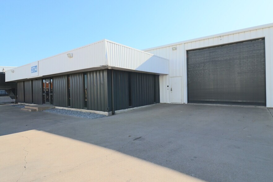More Photos Of 2734 Burbank St, Dallas Warehouse For Lease