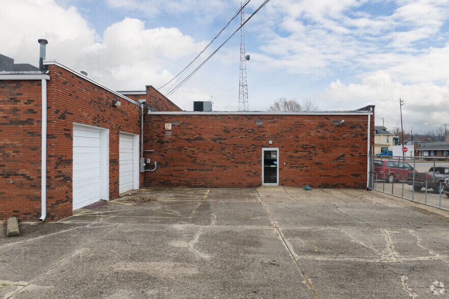 More Photos Of 631 6th Ave, Huntington Storefront For Lease