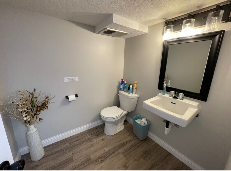 More Photos Of 116 W 19th St, Falls City Showroom For Sale