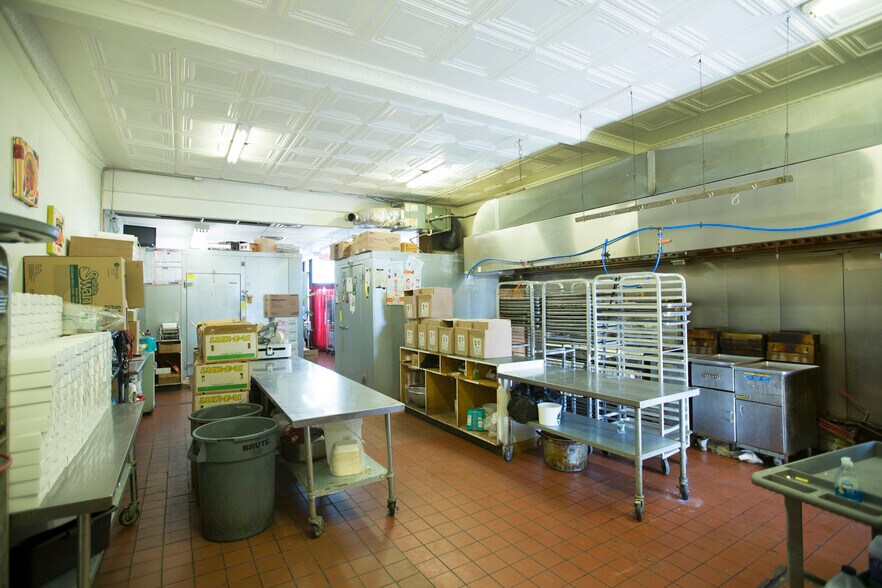 More Photos Of 49 Franklin St, Belleville General Retail For Sale