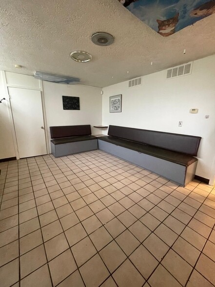 More Photos Of 26684 Grand River Ave, Redford Veterinarian Kennel For Sale