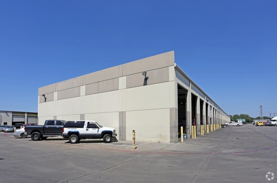 More Photos Of 307 N Rogers Rd, Irving Warehouse For Lease