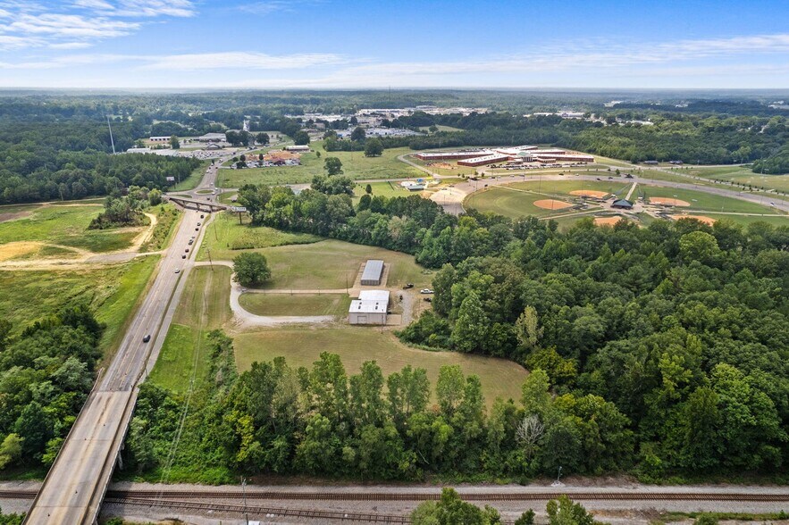 More Photos Of 504 S Harper Rd, Corinth Showroom For Sale
