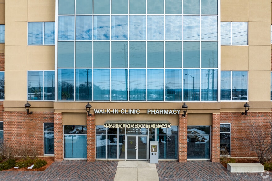 More Photos Of 2525 Old Bronte Rd, Oakville Medical For Lease