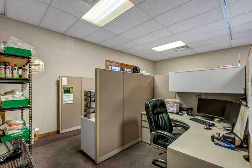 More Photos Of 1800 SE 9th St, Newton Manufacturing For Sale