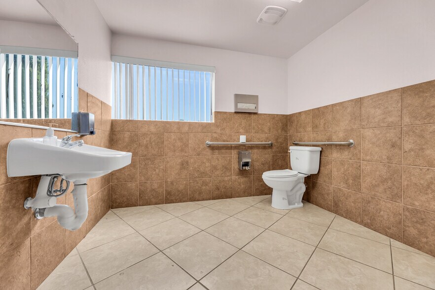 More Photos Of 515 Michigan Blvd, West Sacramento Medical For Sale