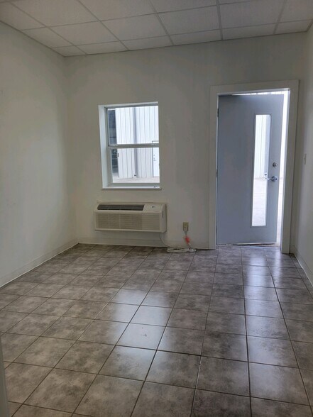 More Photos Of 1515 Lakeville Dr, Kingwood Warehouse For Lease