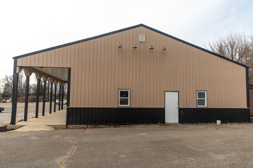 More Photos Of 1402 Bear St, Madison Specialty For Sale