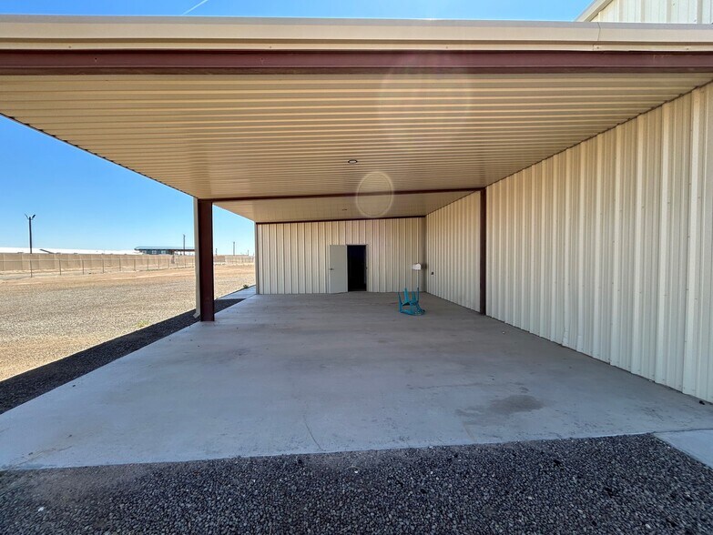 More Photos Of 1389 Oil Mil Rd, Pecos Warehouse For Lease