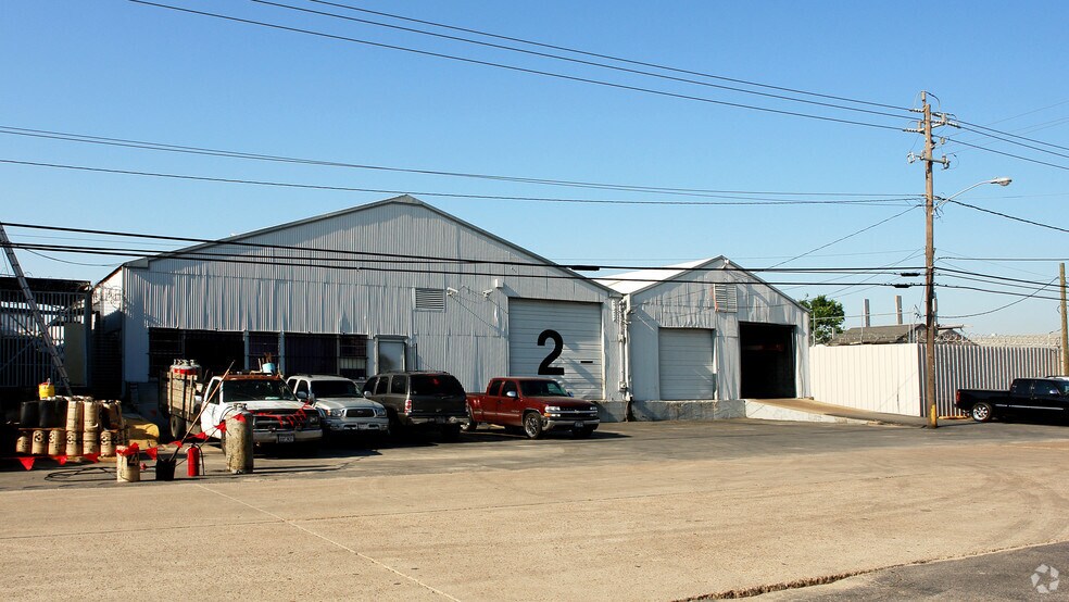 More Photos Of 5720 Harvey Wilson Dr, Houston Warehouse For Lease