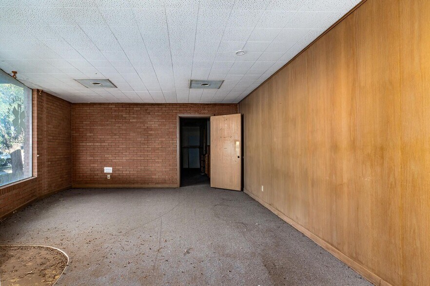 More Photos Of 200 N Austin Ave, Tulia Office For Sale