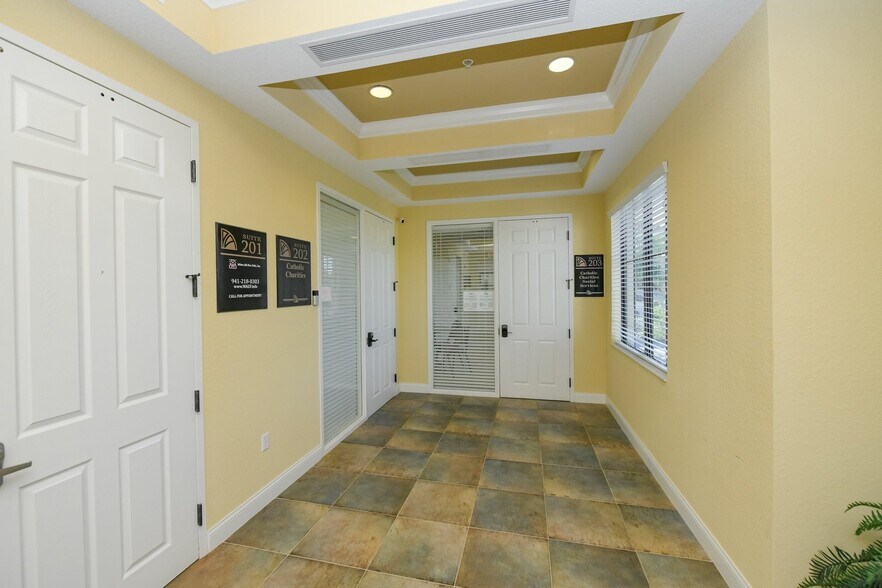 More Photos Of 5920 Pan American Blvd, North Port Medical For Lease