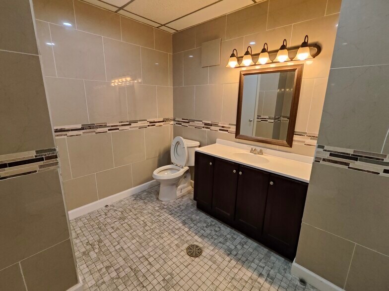 More Photos Of 3787 NW Loop 286, Paris Medical For Sale