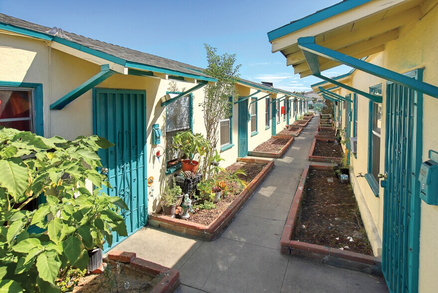 More Photos Of 4001 E 52nd St, Maywood Apartments For Sale