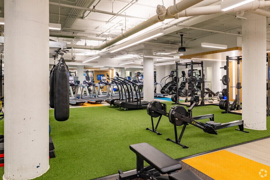 More Photos Of 401 N Michigan Ave, Chicago Office For Lease