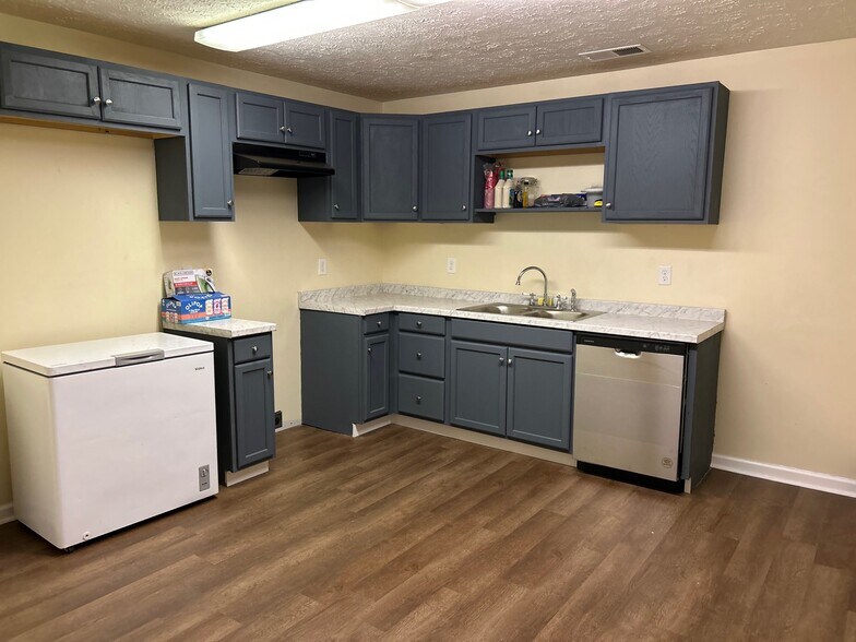 More Photos Of 214 Main St, Paris Office Residential For Sale