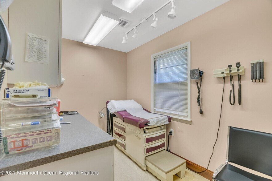 More Photos Of 2101 Lake Rd, Manchester Medical For Sale