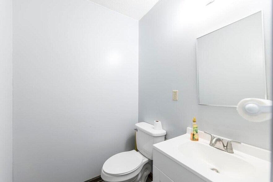 More Photos Of 231 Riverview, Oglethorpe Office For Sale