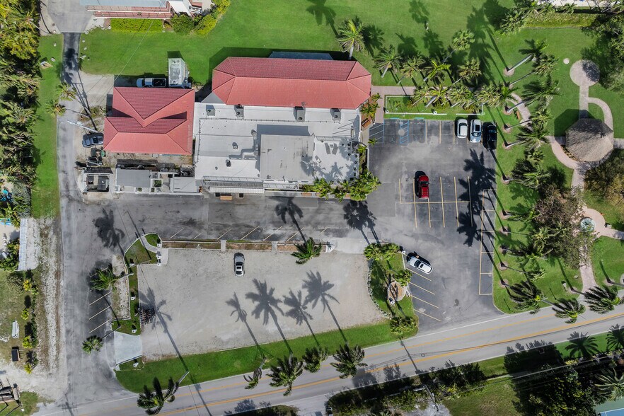 More Photos Of 700 Ocean Dr, Key Colony Beach Restaurant For Sale