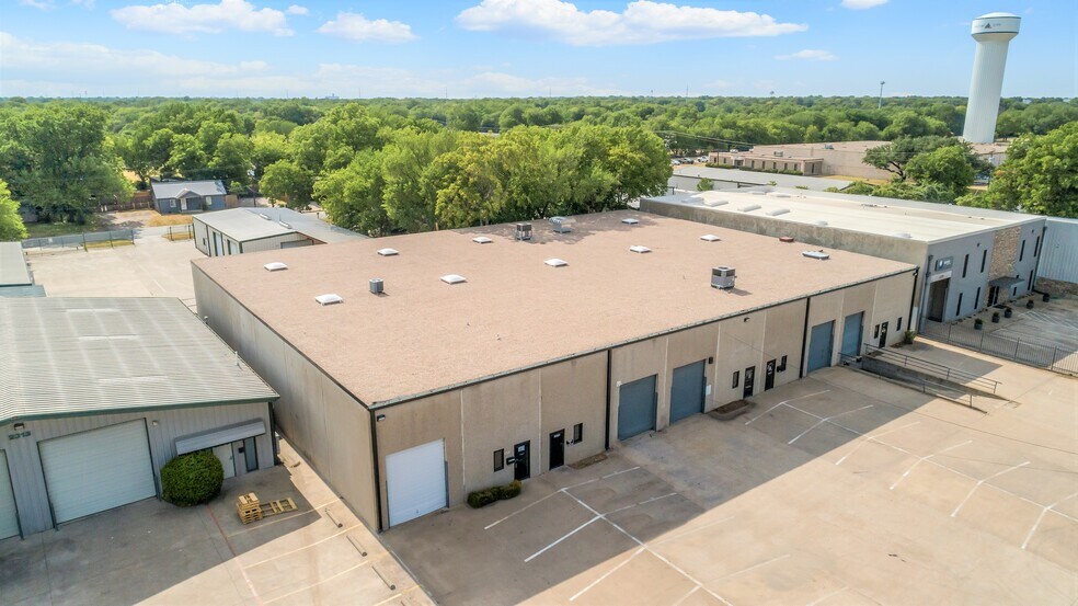 More Photos Of 2321 Solona St, Haltom City Warehouse For Lease