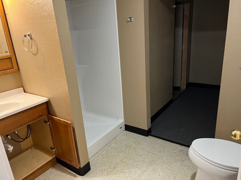 More Photos Of 5905 W US Highway 60, Republic Warehouse For Lease