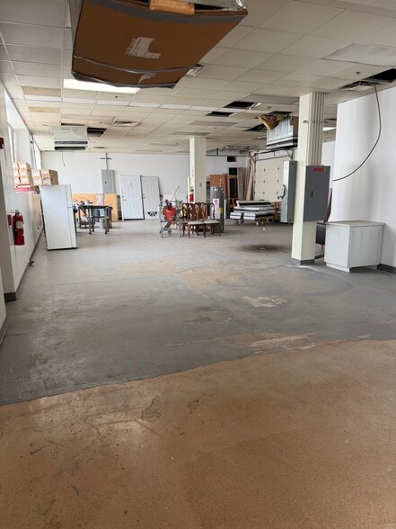 More Photos Of 2600 Washington Blvd, Bellwood Warehouse For Lease