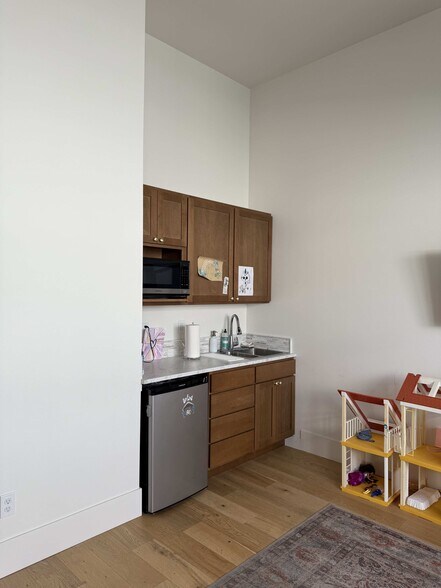 More Photos Of 101 W Northstone Pky, Zillah Freestanding For Lease