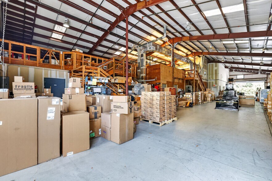More Photos Of 2721 Pemberton Dr, Apopka Warehouse For Lease