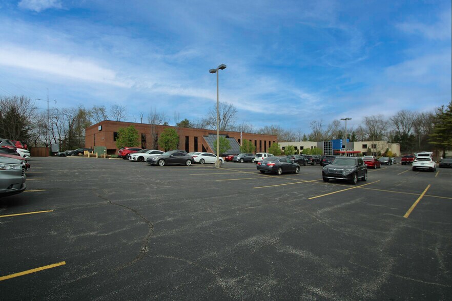 More Photos Of 9911 Shelbyville Rd, Louisville Office For Sale