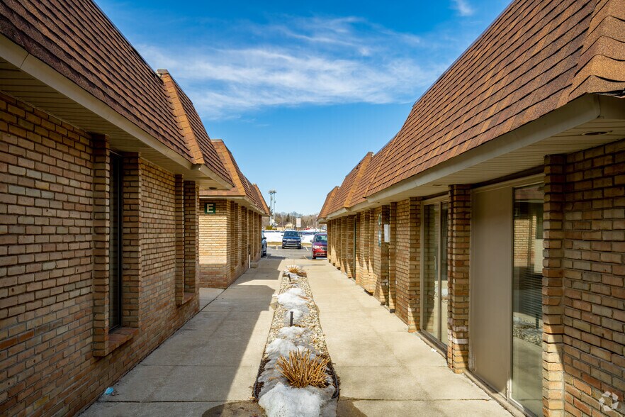 More Photos Of 32910 W 13 Mile Rd, Farmington Hills Medical For Sale