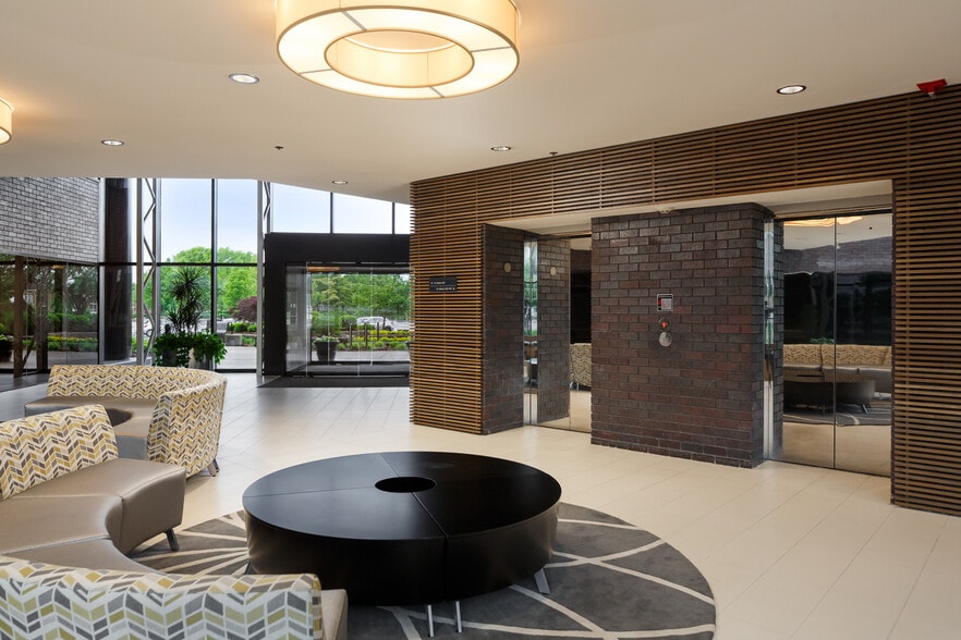 More Photos Of 9100 Shelbyville Rd, Louisville Office For Lease