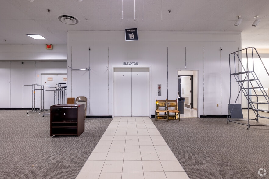 More Photos Of 1400-1420 N Parham Rd, Richmond Unknown For Lease