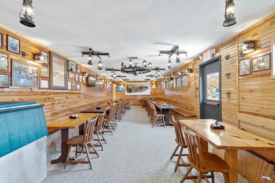 More Photos Of 110 W Bailey St, Ponder Restaurant For Sale