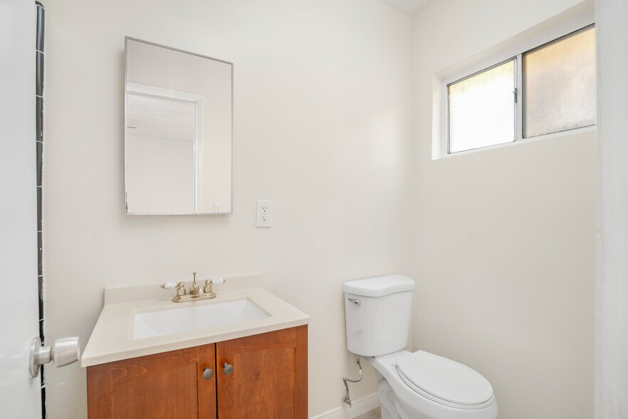 More Photos Of 11725 Gilmore St, North Hollywood Apartments For Sale